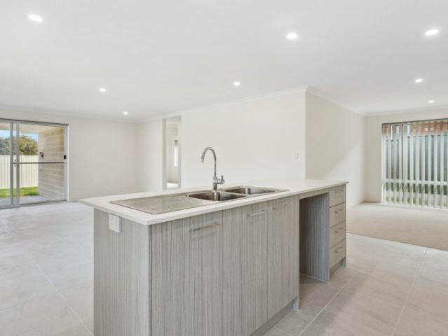4X2 FAMILY HOME WITH STUDY & MULTIPLE LIVING ZONES