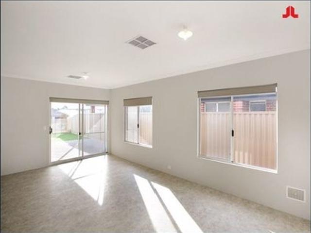 4x2 HOUSE IN PARKLAND HEIGHTS ESTATE!