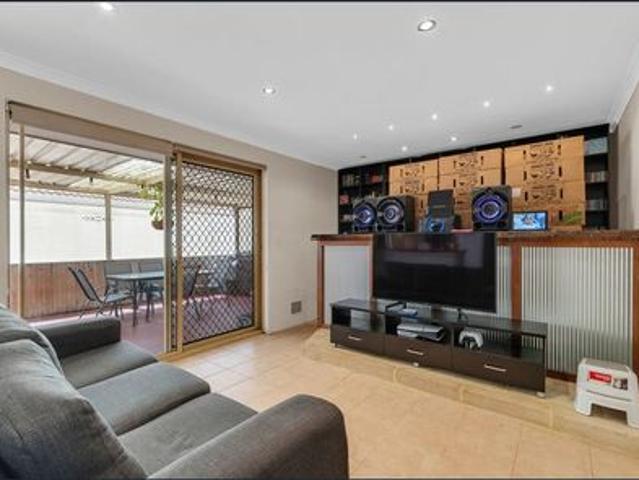 4x2 HOUSE IN WAIKIKI WITH A POWERED WORKSHOP!