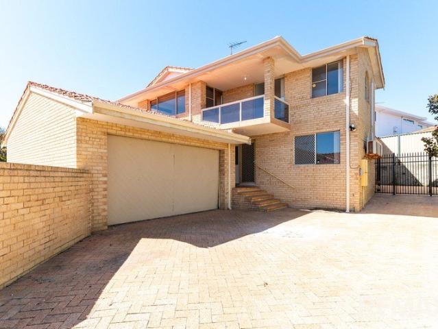 4x2 Plus Study, Family Home Stunning Ocean Views!