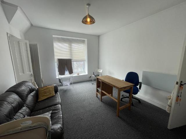 53 Connaught Avenue Flat 6 1 bed apartment to rent £900 pcm £208 pw