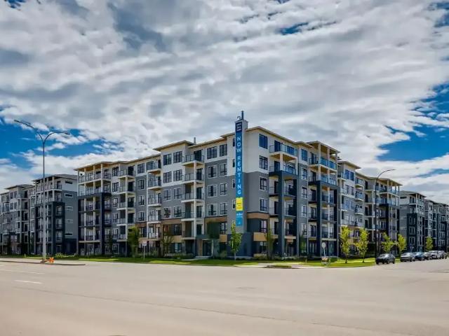 $500 Cash Move In Bonus! | Modern 1 Bed + Den | 1 Washroom Apartment Unit — 1 Bedroom+ Den Condo Unit