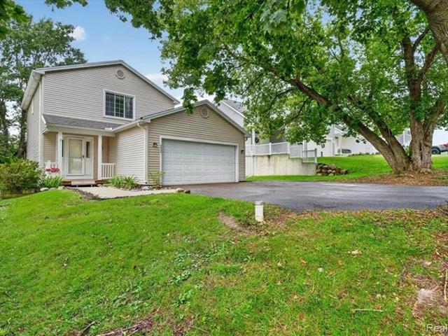 5022 Langdon Dr, Brighton Township, MI 48114