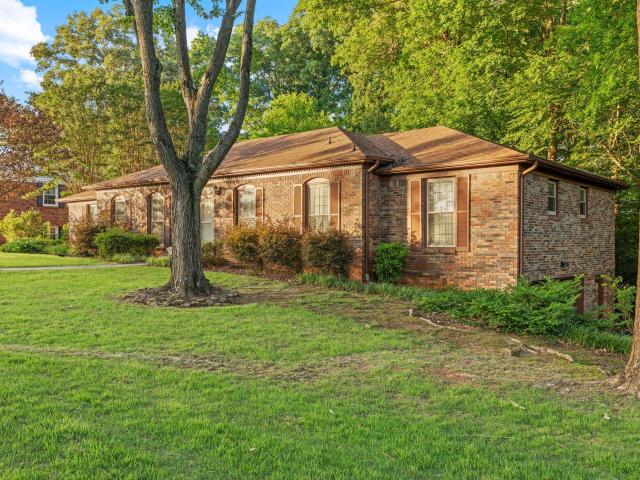 502 Robinhood Dr