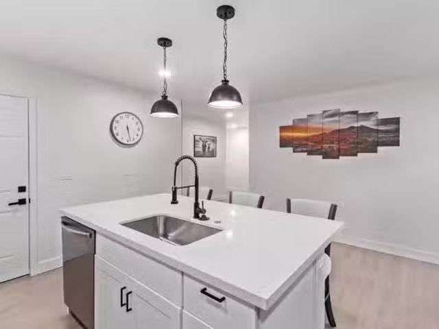 #50326: Room in 10 Bed 3 Bath