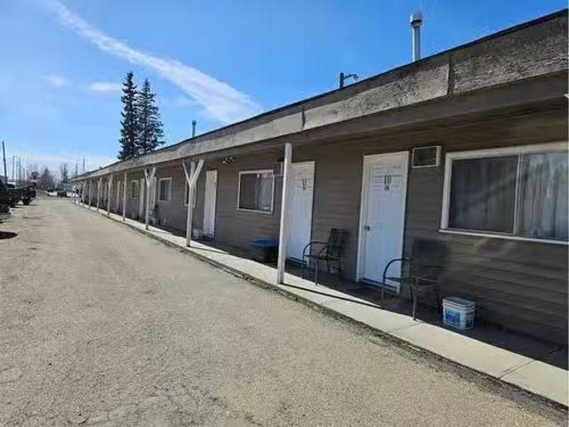506 Main Avenue West, Sundre, AB, T0M 1X0 commercial for sal.