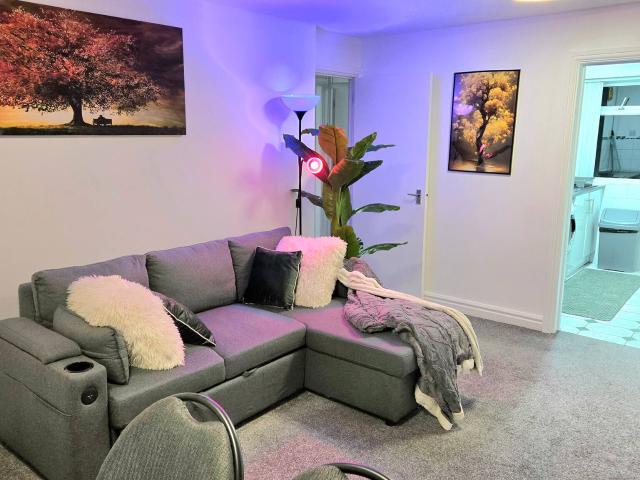 50 52 Selby Close, Garretts Green, B26 2AR, United Kingdom | 3 bed house for rent #173029371 | Rentberry