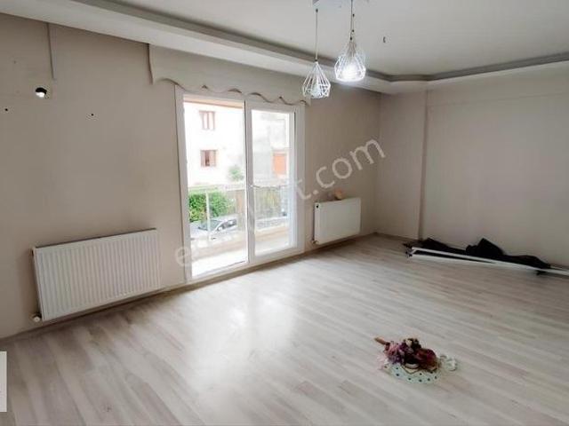 50.yıl Mahallesinde 3+1 130 M2 Satılık Ara Kat