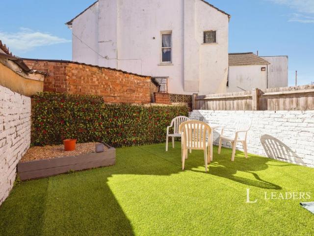 50 Gains Road, Southsea, PO4 2 bed flat to rent £1,125 pcm £260 pw