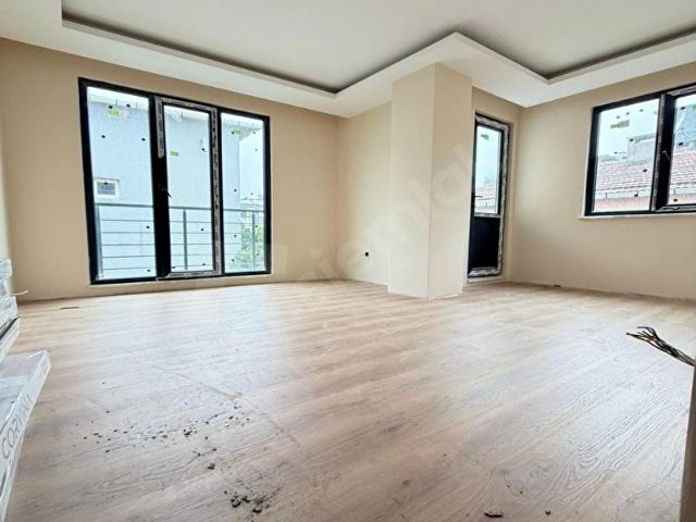 %50 KREDİYE UYGUN CADDEYE YAKIN SIFIR KULLANIŞLI 2+1 ARA KAT