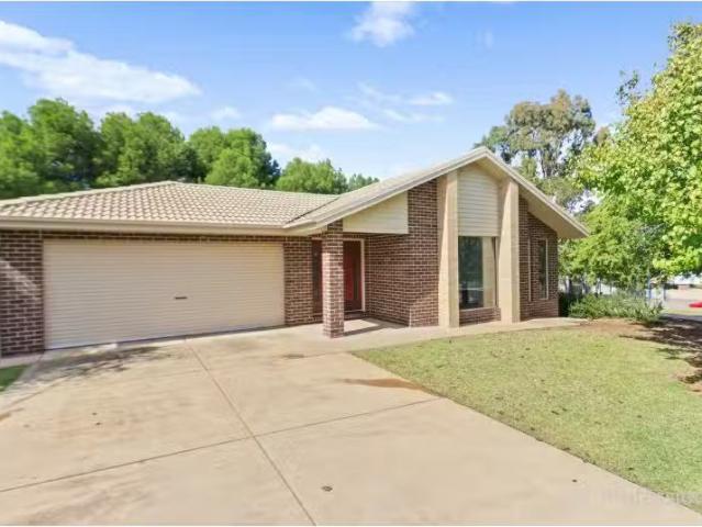 50 Messenger Avenue, Boorooma House for rent Listed by Imogen.