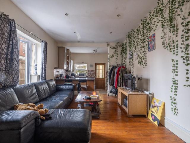 50 Queens Road, Newcastle Upon Tyne NE2 1 bed ground floor flat to rent £945 pcm £218 pw
