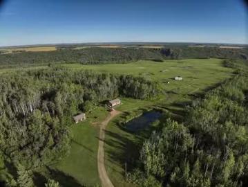 House for sale in Alberta - Parking, Deck