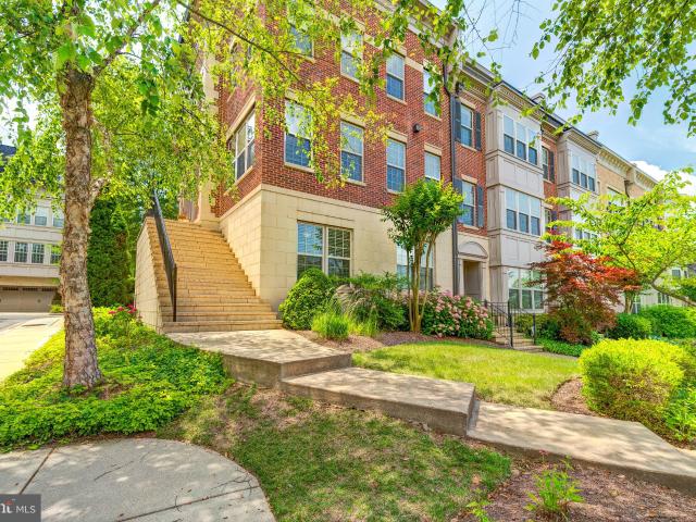 510 Overlook Park Dr, Unit 32, Oxon Hill, MD 20745 | MLS #MDPG2197