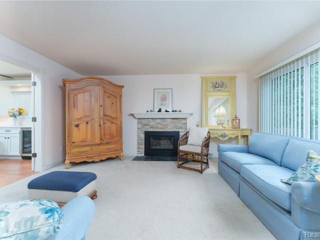 510 Victoria Square # 25