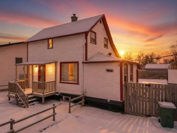 Ponoka, Alberta - Garden, Deck, Parking