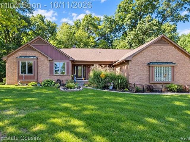 5123 Canyon Oaks Dr, Brighton Township, MI 48114