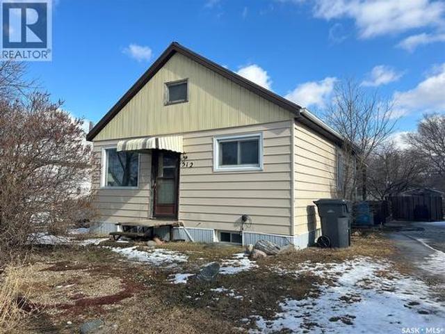 512 Railway Avenue, Lampman, SK, S0C 1N0 house for sale | Listing ID SK032710 | Royal LePage