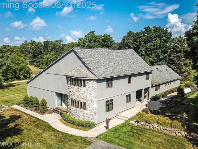 5160 Fenton Rd, Fenton, MI