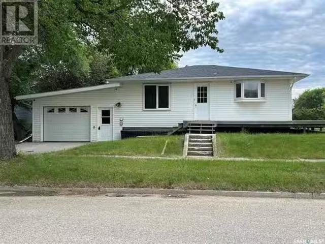 516 First Avenue E, Lampman, SK, S0C 1N0 house for sale Lis.