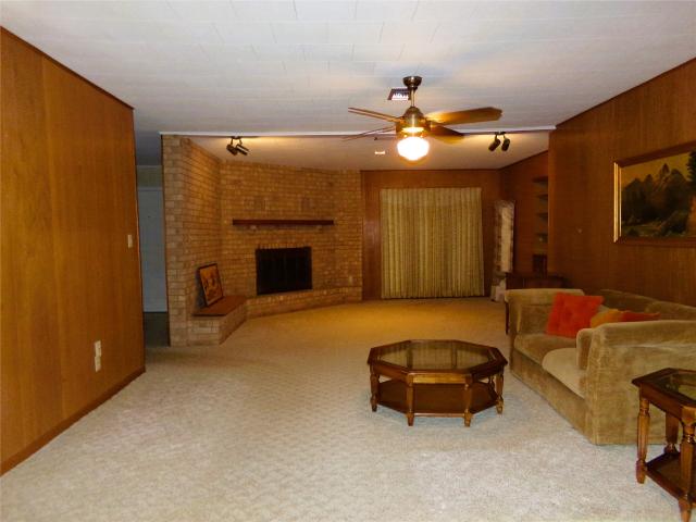 516 N College St, Weimar, TX 78962 | MLS #62614