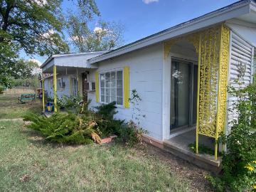 516 W Dunlap Ave, Sabinal, TX 78881 | MLS #1897