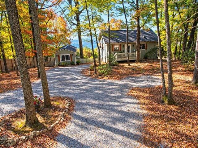 518 Rhododendron Rd, Hillsville, VA 24343
