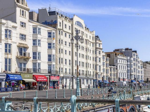 51 53 Kings Road, Brighton, BN1 1 bed flat to rent £700 pcm £162 pw