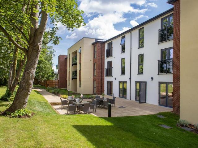 51 Thorneycroft, Wood Road. 1 bed apartment to rent £2,565 pcm £592 pw
