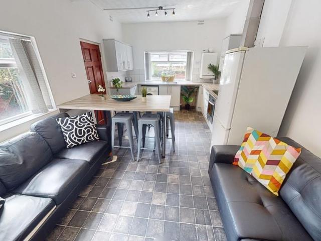 51 Burford Road, Nottingham, NG7 6BB 6 bed end of terrace house to rent £3,302 pcm £762 pw