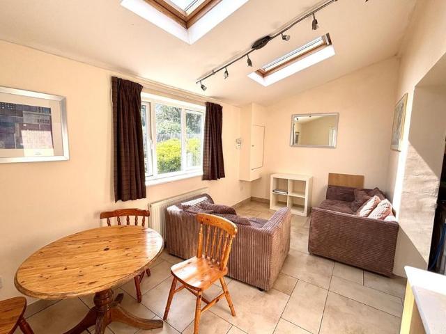 Englefield Green Rooms 1 bed in a house share to rent £600 pcm £138 pw
