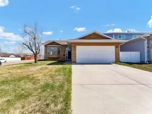 51 Smeaton Avenue Se, Medicine Hat, AB, T1B 3Y8 house for sa.