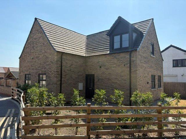 51a Lowfield Road, Anlaby, HU10 7NW 3 bed detached house to rent £2,500 pcm £577 pw