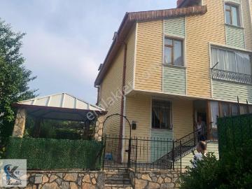 5+1villa 80 M2 Bahçesi Var Konumu Güzel Yerde