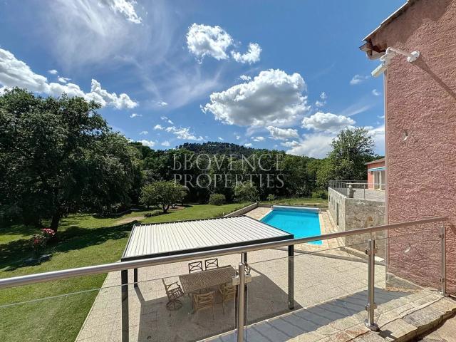 520 m2 habitables, plages privées rivière à Chateauvert 571m² Châteauvert