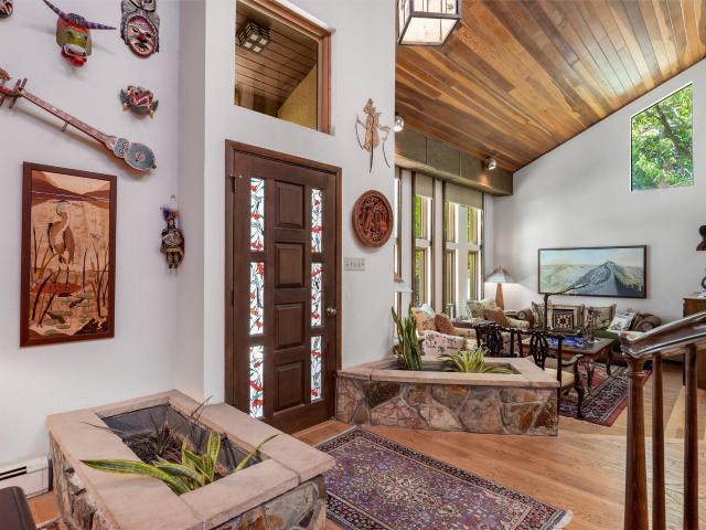 521 Ridgecrest