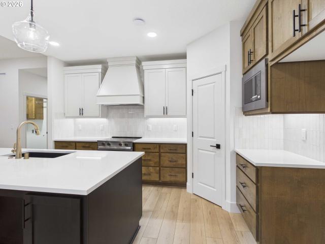 521 W 20TH WAY