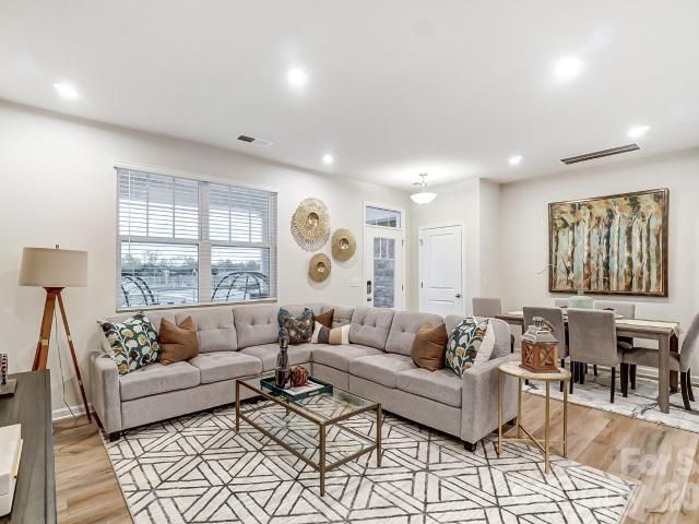 5221 Wyes Oak Lane