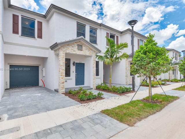 523 Southwest 19th St, 3 beds, 3 full baths