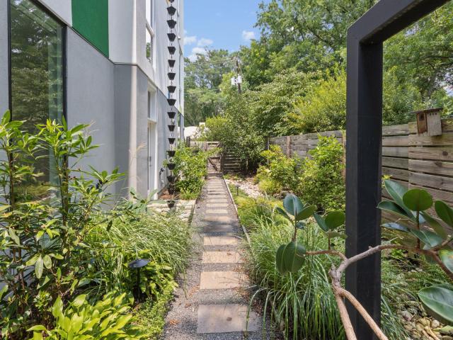 524 N Mangum Street 11