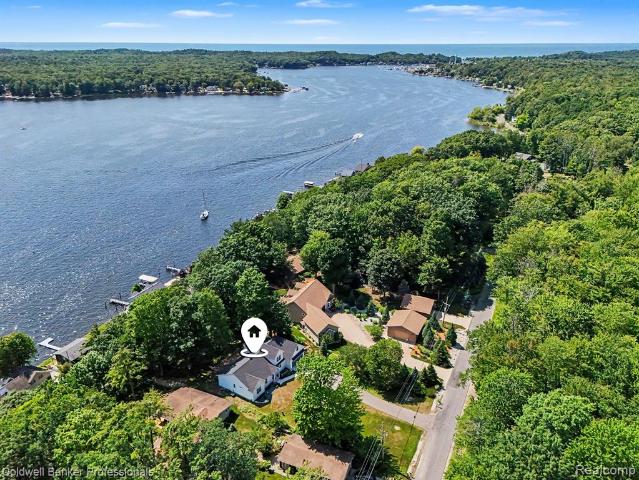 5253 W Lakeview Drive