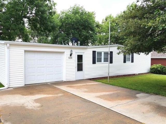 525 E 1st St, Hickman, NE 68372