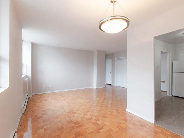 525 Eglinton Avenue East 525 Eglinton Avenue East 1 Bedroom [object Promise] for Rent