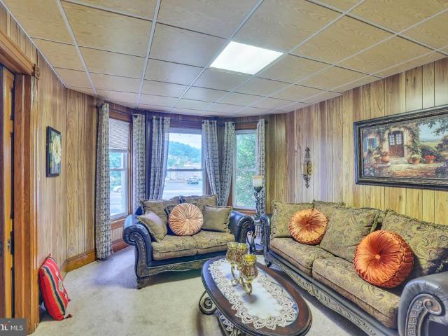 525 Lincoln Highway E