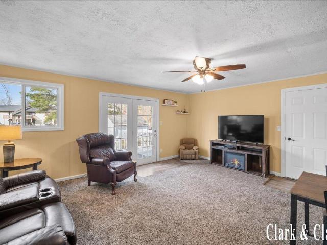 525 W Randall Street