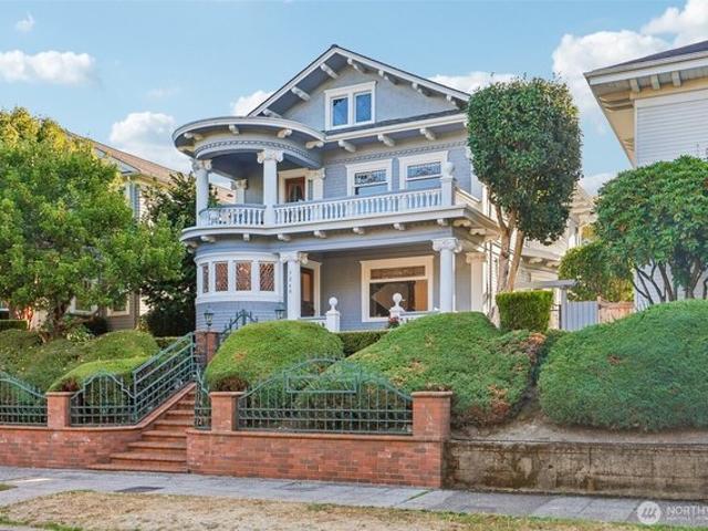 5260 16th Ave NE, Seattle, WA 98105