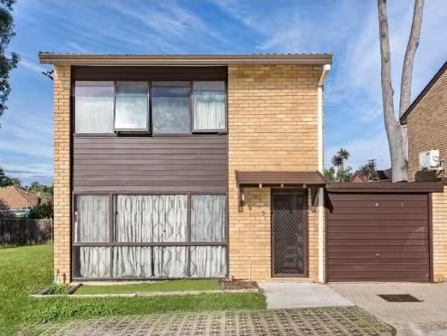 5/27 31 Campbell Hill Road, Chester Hill Townhouse for rent L.