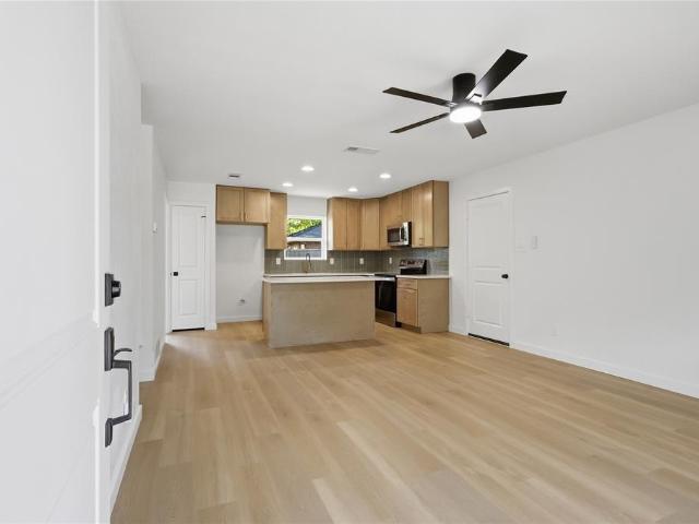 527 W Aubrey Street