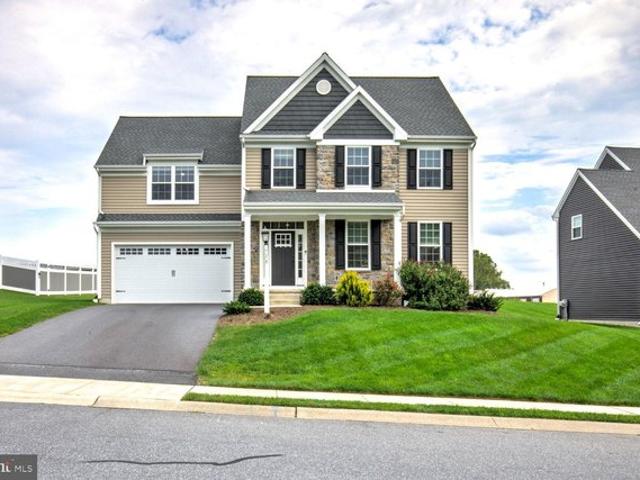 528 Spring Hollow Dr, New Holland, PA 17557