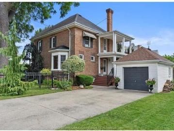 House for sale in Essex, Ontario - Parking